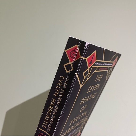 📚 4/25$ 📚 The Seven Deaths of Evelyn Hardcastle Book - Picture 4 of 9